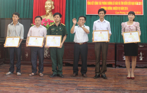 Lãnh đạo UBND huyện Cao Phong tặng giấy khen cho các tập thể có thành tích xuất sắc trong công tác PCLB.

