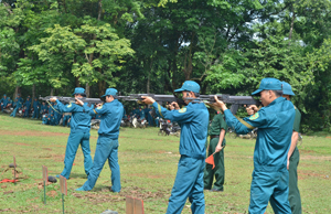 Các chiến sỹ DQTV tham gia thi bắn súng AK bài 1 (3 tư thế) tại hội thao.

