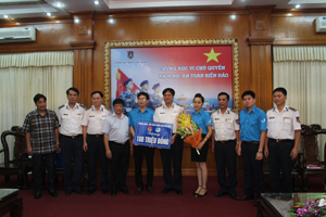 Đại diện đoàn trao tiền ủng hộ cho cảnh sát biển Việt Nam.