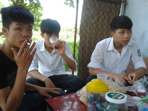 Học sinh trường THPT lạc Long Quân (TPHB) hút thuốc lá trong giờ giải lao.
