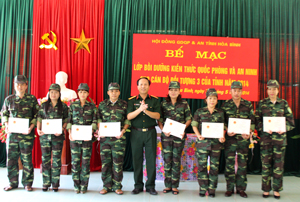 Lãnh đạo Trường Quân sự tỉnh trao giấy chứng nhận tốt nghiệp hoàn thành chương trình bồi dưỡng kiến thức QP-AN cho các học viên.

 

