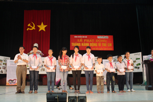 Lãnh đạo UBND huyện Kim Bôi trao học bổng cho học sinh có thành tích học tập xuất sắc trong năm học 2013 - 2014.