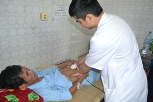 Bác sĩ khoa Hồi sức cấp cứu ngoại kiểm tra vết mổ cho bệnh nhân Xa Văn Út.