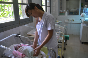 Điều dưỡng khoa nhi (Bệnh viện đa khoa tỉnh) chăm sóc cháu Nguyễn Thị Hà.
