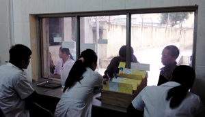 Bệnh nhân đến đăng ký và sử dụng methadone tại cơ sở điều trị Mai Châu.

