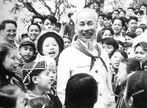 Bác Hồ với các cháu thiếu nhi vùng cao Việt Bắc (năm 1960). Ảnh: T.L