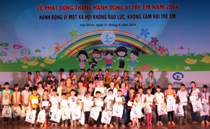 Các đồng chí lãnh đạo Bộ LĐ, TB &XH và lãnh đạo tỉnh Hoà Bình tặng quà, học bổng cho 30 trẻ em có hoàn cảnh đặc biệt khó khăn của tỉnh Hoà Bình.

