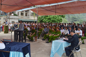 Đông đảo nhân dân đến dự phiên tòa xét xử lưu động do TAND tỉnh tổ chức tại xã Phú Thành (Lạc Thủy).