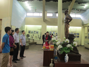 Đoàn cán bộ, phóng viên Báo Hòa Bình thăm nhà trưng bày ATK Định Hóa, Thái Nguyên.

