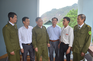 Lực lượng Công an xã Mai Hịch (Mai Châu) nắm tình hình ANTT cơ sở thông qua tin báo của nhân dân. 

