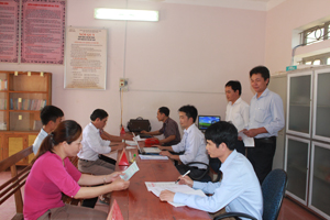 Đội ngũ cán bộ, công chức xã Xuất Hóa (Lạc Sơn) nâng cao ý thức trách nhiệm phục vụ nhân dân.

