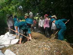 LLVT huyện Kỳ Sơn phối hợp cùng nhân dân tham gia làm đường giao thông nông thôn tại xã Phú Minh. 

