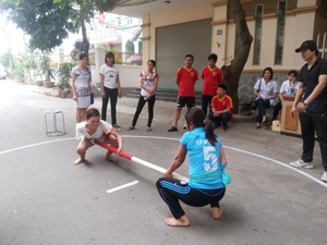 Thi đấu môn đẩy gậy của giải các môn thể thao dân tộc thành phố Hòa Bình năm 2015. 
