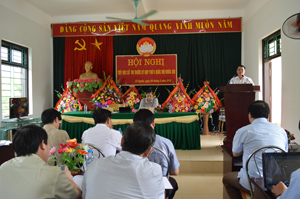 Đồng chí Nguyễn Tiến Sinh, Phó trưởng Đoàn ĐBQH tỉnh tiếp thu ý kiến kiến nghị của cử tri. 
