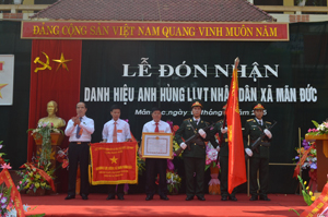 Thừa ủy quyền của Chủ tịch nước, đồng chí Bùi Văn Tinh, Bí thư Huyện ủy Tân Lạc trao danh hiệu Anh hùng LLVTND cho Đảng bộ, chính quyền, LLVT và nhân dân xã Mãn Đức.

