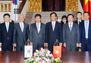Thủ tướng Nguyễn Tấn Dũng và đại biểu hai nước tại lễ ký Hiệp định VKFTA. Ảnh: TRẦN HẢI