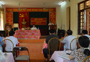 Đồng chí Nguyễn Tiến Sinh, Phó Trưởng Đoàn ĐBQH tỉnh tiếp thu ý kiến cử tri. 

