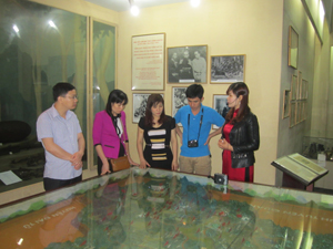 Cán bộ, phóng viên Báo Hòa Bình thăm quan và tìm hiểu tại Bảo tàng Di tích lịch sử Định Hóa (Thái Nguyên).

