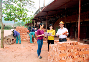 Giám đốc Phạm Ngọc Thắng kiểm tra chất lượng gạch ra lò.

