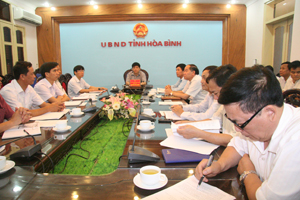 Đồng chí Nguyễn Văn Dũng, Phó Chủ tịch UBND tỉnh cùng lãnh đạo các sở, ngành, doanh nghiệp tham dự hội nghị. 

