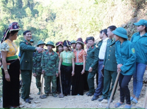 Cán bộ, chiến sĩ Bộ Chỉ huy Quân sự tỉnh Ðiện Biên giúp dân làm đường giao thông.
