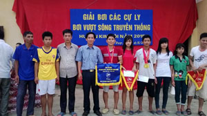 Lãnh đạo UBND xã Kim Truy trao giải cho các VĐV tham gia thi đấu tại giải. 


