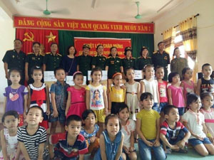 Đoàn CCB Tiên Văn, Sư đoàn 304 B trao quà cho các cháu mầm non  xã Hạ Bì (Kim Bôi).