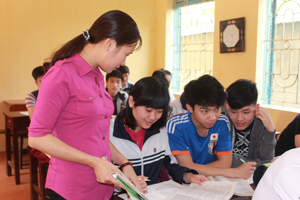 Cô và trò lớp 12 trường THPT Kim Bôi ôn tập nhằm đạt được kết quả tốt nhất cho kỳ thi THPT quốc gia năm 2015. 

