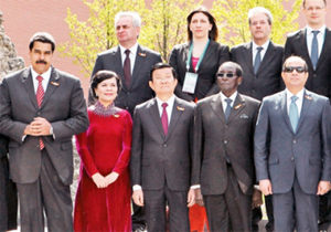 Chủ tịch nước Trương Tấn Sang và Phu nhân với Trưởng đoàn các nước tham dự Lễ kỷ niệm.  Ảnh: NGUYỄN KHANG (TTXVN)