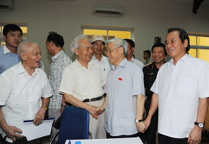 Tổng Bí thư Nguyễn Phú Trọng với các cử tri quận Ba Đình (TP Hà Nội). Ảnh: TRẦN HẢI