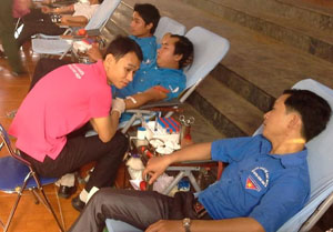Đông đảo đoàn viên thanh niên tham gia hiến máu nhân đạo huyện Lương Sơn năm 2015.