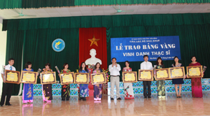 Lãnh đạo CLB Sao Khuê trao bảng vàng vinh danh thạc sĩ của trường THPT chuyên Hoàng Văn Thụ.