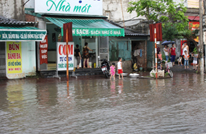 Trận mưa lớn gây ngập lụt cục bộ tại Đại lộ Thịnh Lang sáng nay 12/5.