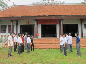 Các thành viên Đoàn khảo sát và đại diện chính quyền, các phòng, ban huyện Cao Phong thăm di tích Quèn Ang (xã Tân Phong).