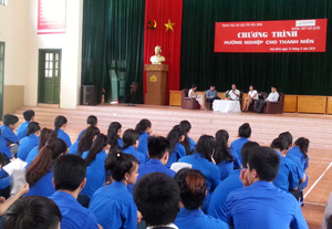 Các đại biểu khách mời tham gia giao lưu cùng học sinh trường THPT Ngô Quyền.