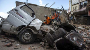 Các binh sĩ thuộc quân đội Nepal và nhân viên cứu hộ quốc tế kiểm tra tại một tòa nhà bị sập tại Thủ đô Kathmandu, Nepal, sau trận động đất ngày 12-5-2015. (Ảnh: Reuters)