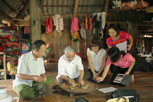 Đoàn khảo sát bộ khót của ông mo Bùi Văn Chiến ở xóm Lồ, xã Phong Phú (Tân Lạc).