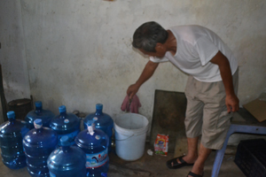 Gia đình bà Nguyễn Thị Nguyệt, tổ 20, phường Chăm Mát (TPHB) phải mua thêm bồn tích trữ mới có nước sử dụng trong giờ cao điểm.