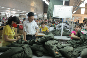 Cán bộ Ban Chính sách - pháp luật (LĐLĐ tỉnh) trao đổi với công nhân Công ty CP May xuất nhập khẩu SMA VINA Việt Hàn về tình hình thực hiện pháp luật lao động tại đơn vị.
