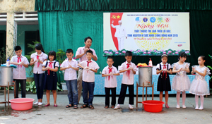 Các em học sinh trường tiểu học Đồng Tiến thực hành rửa tay bằng xà phòng.