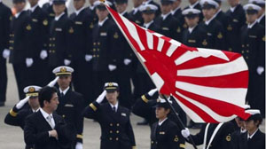 Thủ tướng Nhật Bản Shinzo Abe (bên trái) tham dự lễ kỷ niệm ngày thành lập của Lực lượng Phòng vệ trên không Nhật Bản, tháng 10-2014. (Ảnh: Reuters)