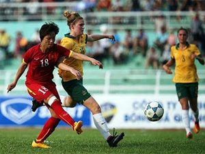 Pha tranh bóng giữa cầu thủ hai đội tuyển nữ Việt Nam và U20 Australia