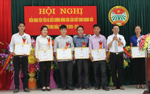 Lãnh đạo Hội ND huyện Mai Châu tặng giấy khen cho các cá nhân sản xuất, kinh doanh giỏi tiêu biểu.
 
