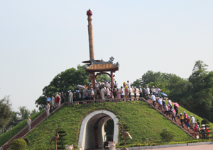 Đài tưởng niệm tại Thành Cổ Quảng Trị được mô hình hoá thành nấm mộ chung cho những người đã hy sinh.