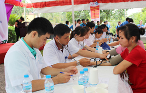 Các y, bác sỹ của CLB Thầy thuốc trẻ kiểm tra sức khỏe cho công nhân tại KCN Lương Sơn.