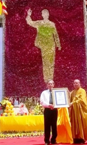 Đại diện Tổ chức Liên minh kỷ lục thế giới trao bằng chứng nhận bức tranh hoa sen chân dung Chủ tịch Hồ Chí Minh là bức tranh hoa sen lớn nhất thế giới
