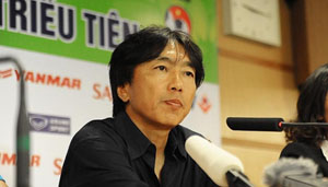 HLV Toshiya Miura tại buổi họp báo sau trận đấu. (ảnh: Linh Phan/NDĐT)