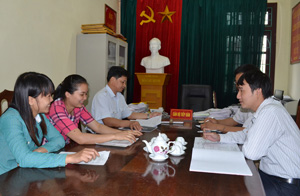 Cán bộ bộ phận tiếp công dân UBND huyện Cao Phong trao đổi, giải thích nội dung đơn, thư kiến nghị của công dân.