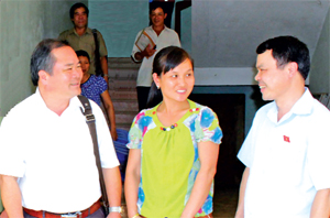 Đồng chí Nguyễn Tiến Sinh (bên phải), Phó trưởng Đoàn ĐBQH tỉnh gặp gỡ, tìm hiểu việc thực hiện các chủ trương, chính sách của Đảng, QH, Nhà nước tại xã Tân Minh (Đà Bắc).