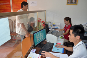 Đội ngũ CB,CC bộ phận “một cửa” UBND thị trấn Kỳ Sơn  nêu cao tinh thần trách nhiệm phục vụ nhân dân.